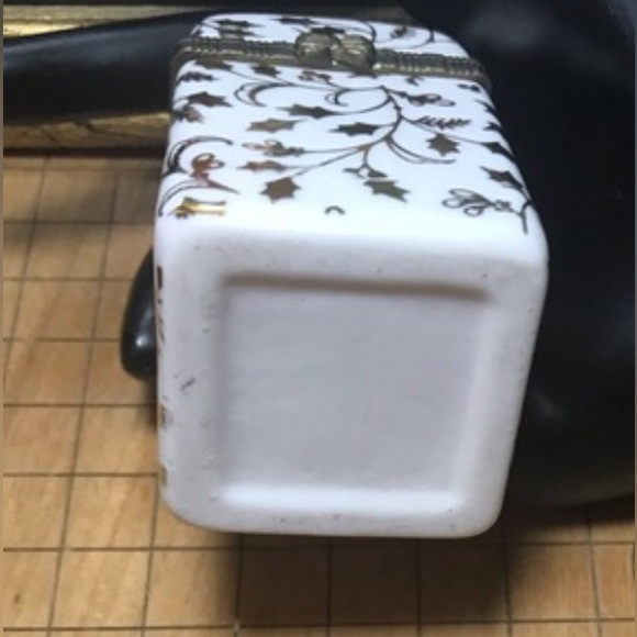 White with Gold Leaves and Berries Ceramic Trinket Box 2.5”Hx1.75”Wx1.75”D GVC - Picture 2 of 6